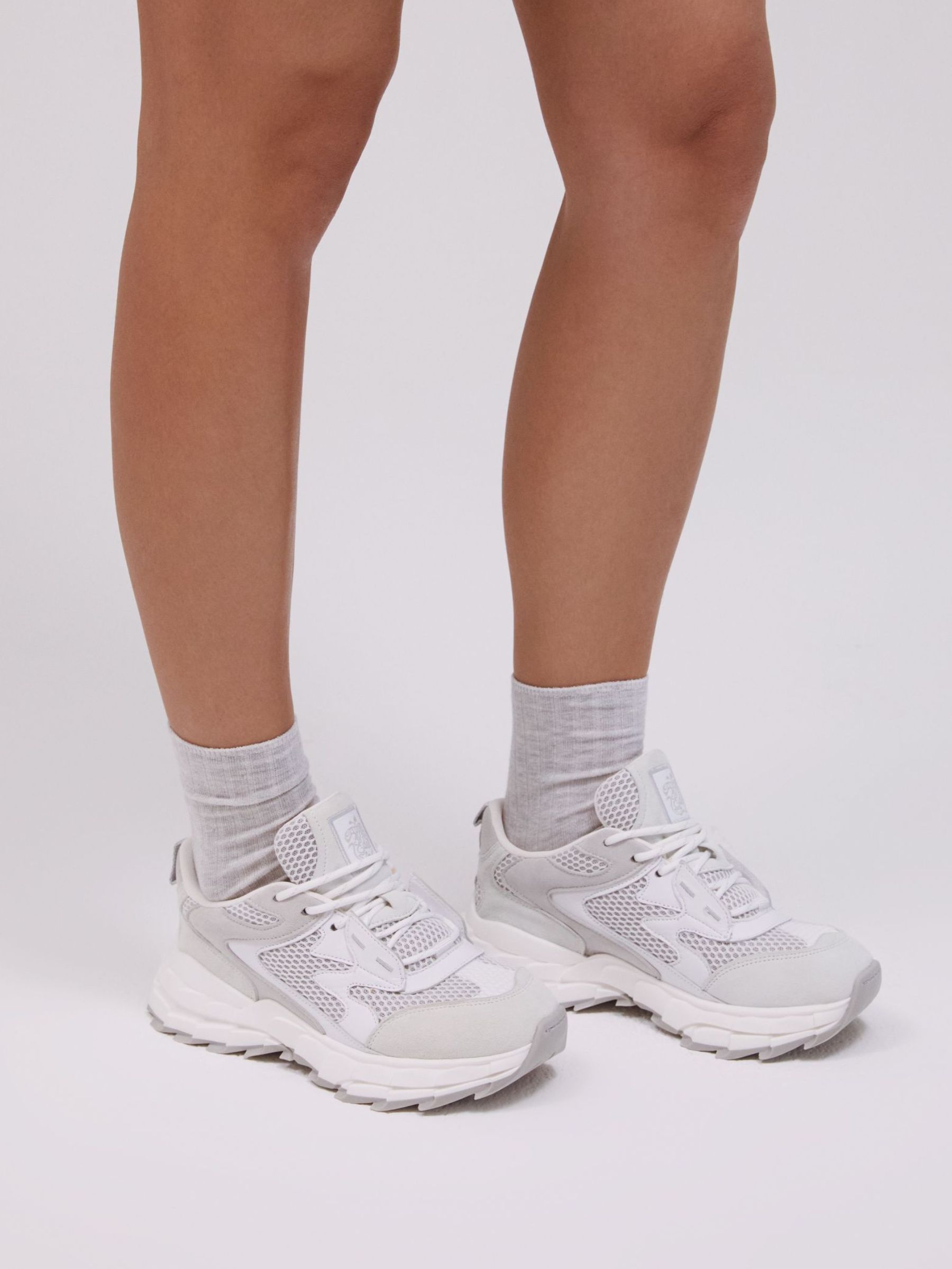 FS25_Kampagnenbild_Nantes_white_2 Bekleidung, Schuhwerk, Schuh, Sneaker, Person, Bekleidung, Schuhwerk, Schuh, Sneaker, Person, Bekleidung, Schuhwerk, Schuh, Sneaker, Person, Bekleidung, Schuhwerk, Schuh, Sneaker, Person