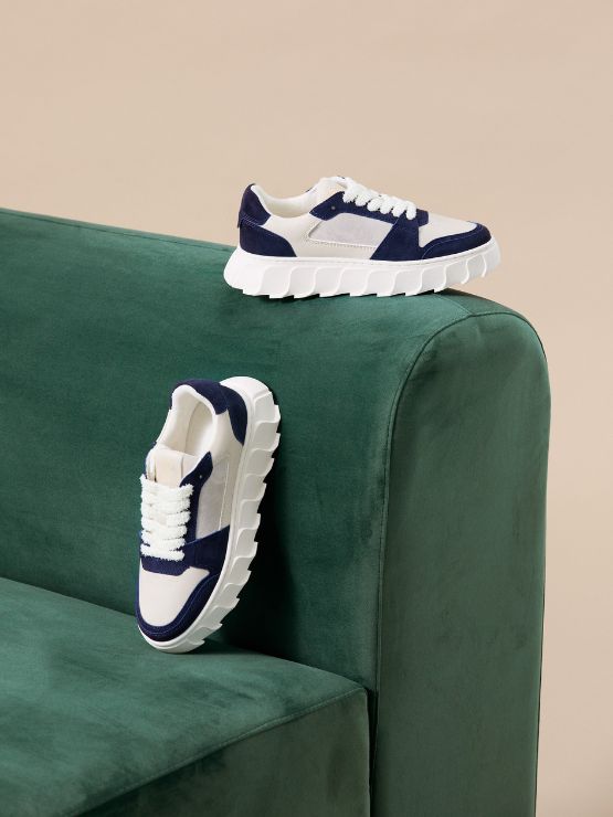 Schuhwerk, Schuh, Sneaker, Couch, Mobiliar
