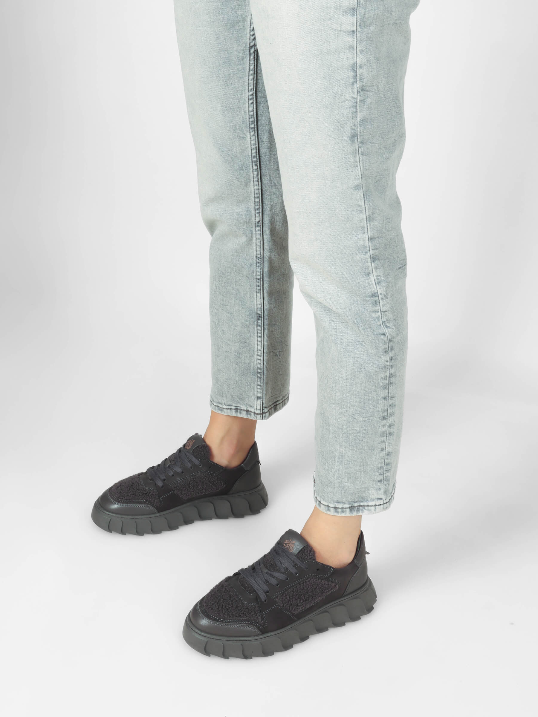 Sneaker dunkelgrau, Schuh, Hosen, Sneaker, Sandale, Person