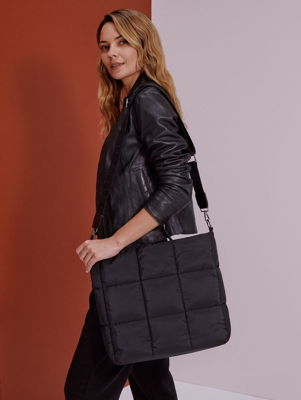 Tote Bag schwarz, Mantel, Jacke, Tasche, Handtasche, Person