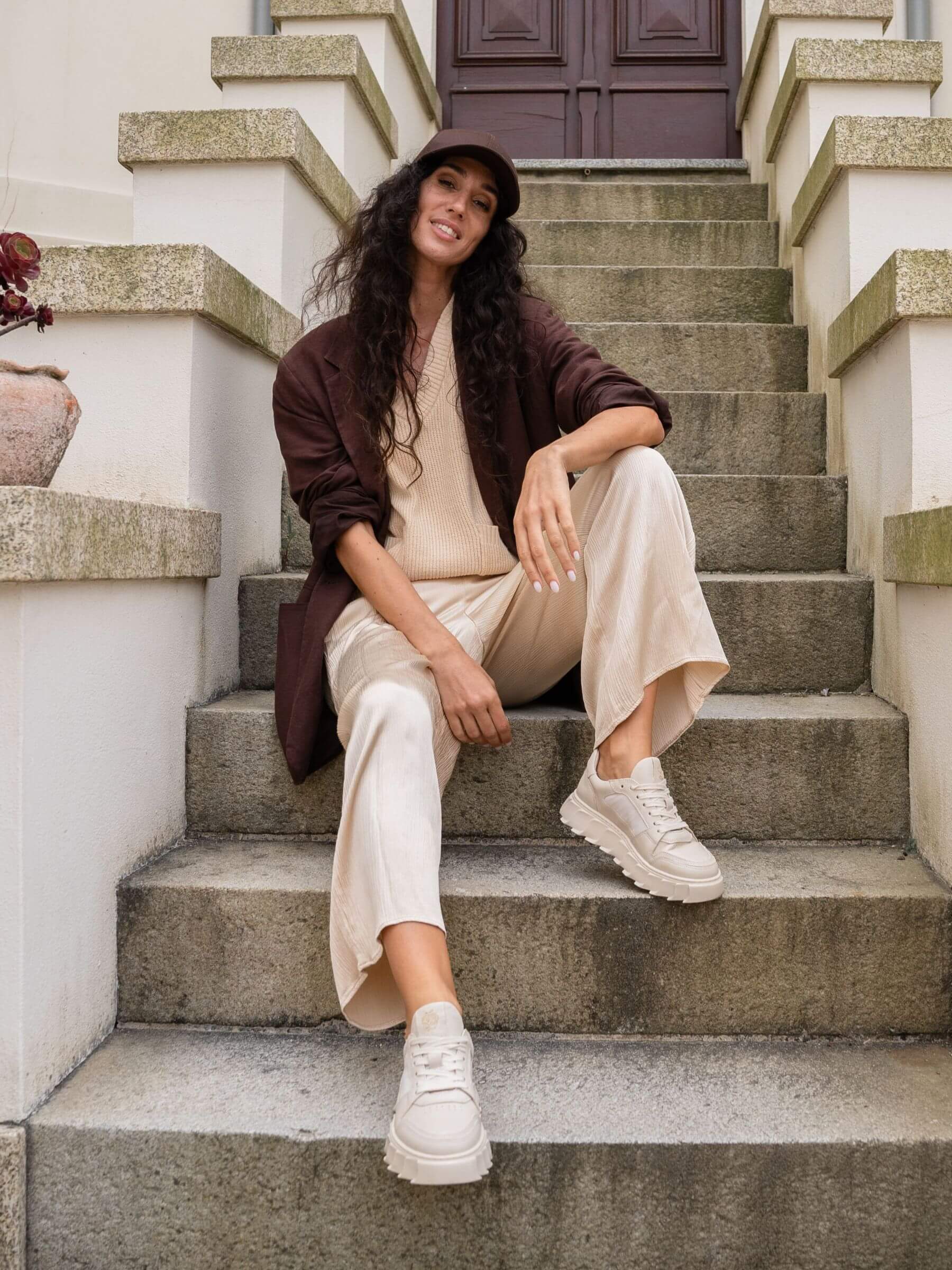 HW24_Kampagnenbild_London_Ivory Sneaker weiß image, Person, Sitzen, Weiblich, Mädchen, Jugendlich