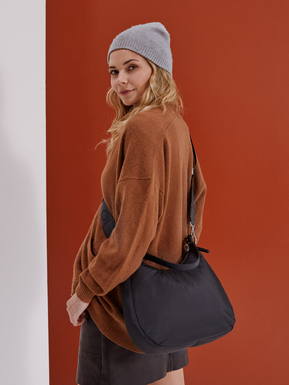 Hobo Bag schwarz, Mütze, Hut, Tasche, Handtasche, Person