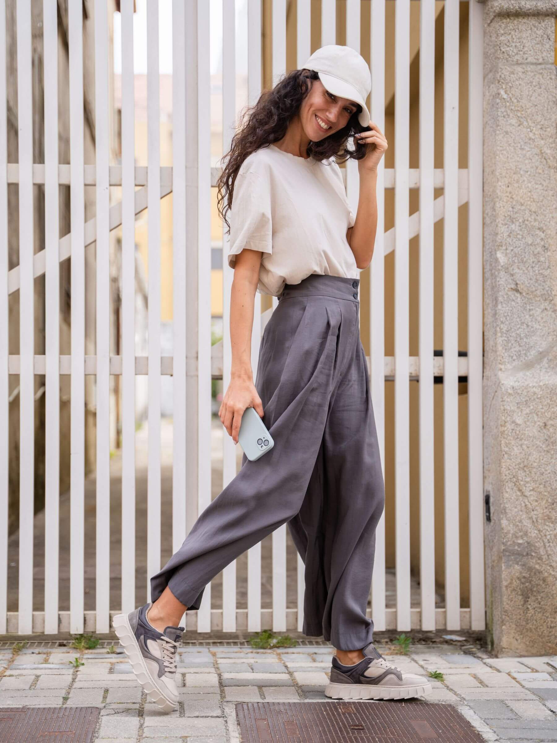 HW24_Kampagnenbild_Lima_Taupe_grey Sneaker im Material Mix taupe/grey image, Hosen, Ärmel, Jeans, Person, Frau