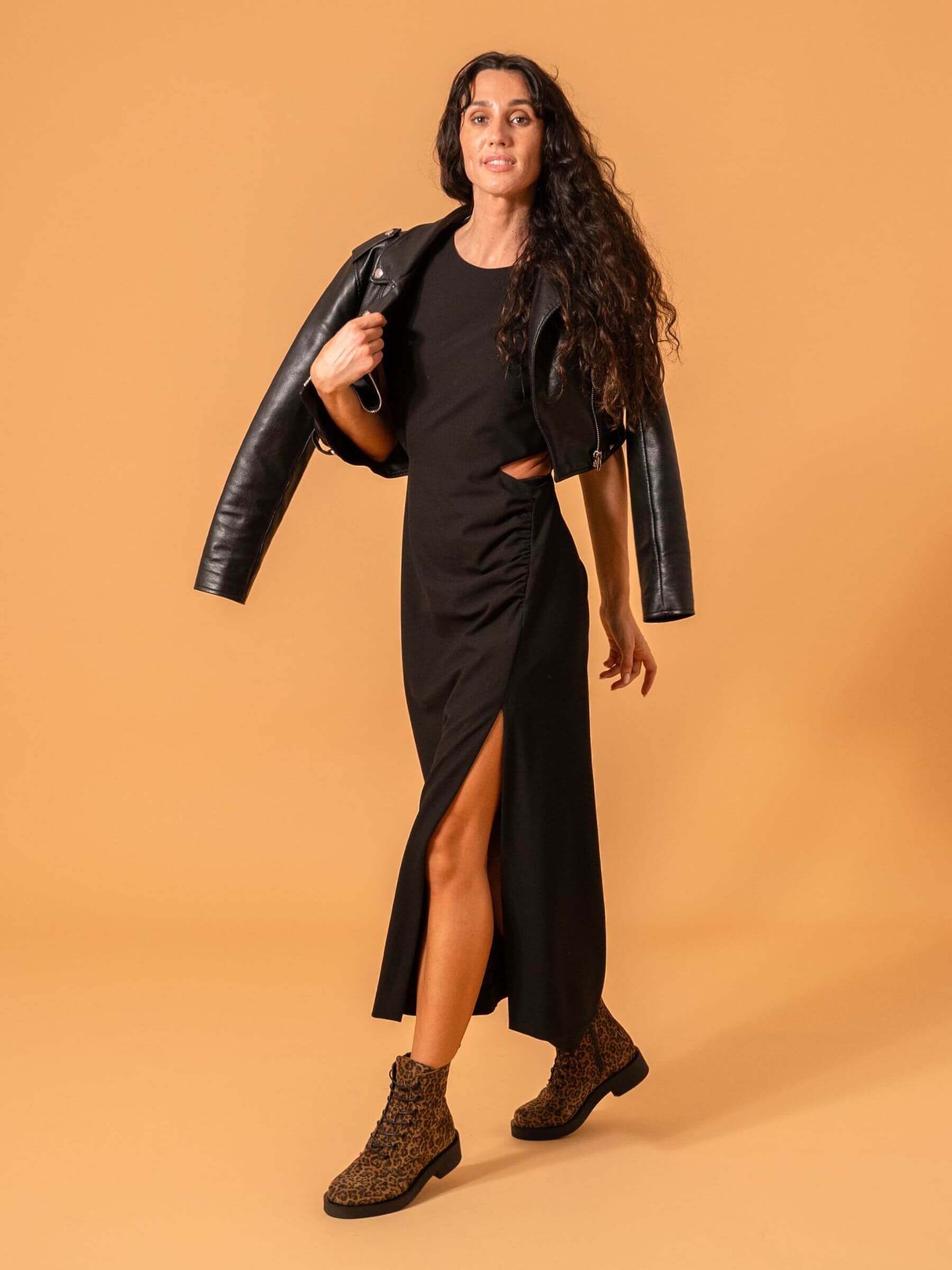 HW24_Kampagnenbild_Carmen_LeoCigar Mantel, Kleid, Schuh, Person, Frau, Mantel, Kleid, Schuh, Person, Frau, Mantel, Kleid, Schuh, Person, Frau, Mantel, Kleid, Schuh, Person, Frau