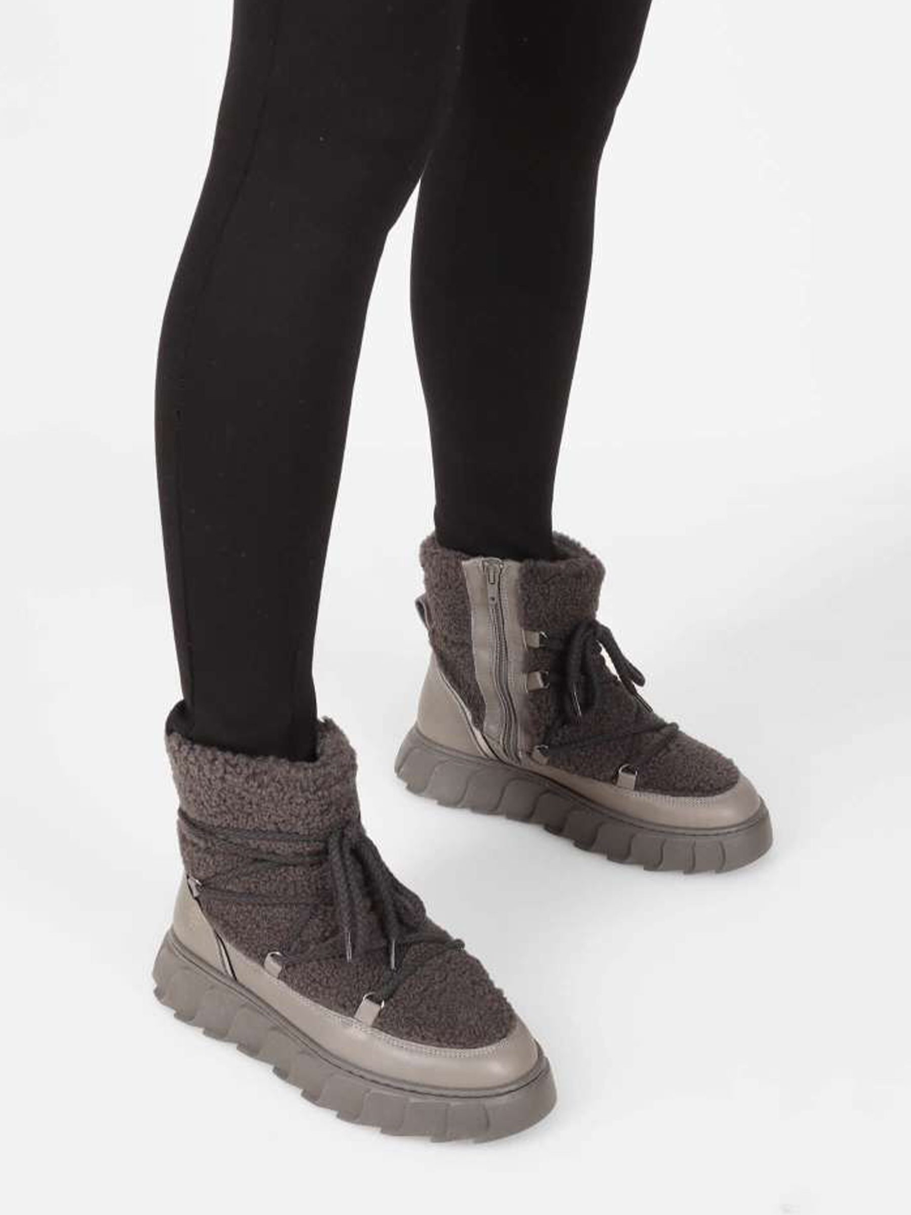Bekleidung, Schuhwerk, Schuh, Sneaker, Person, Bekleidung, Schuhwerk, Schuh, Sneaker, Person, Bekleidung, Schuhwerk, Schuh, Sneaker, Person